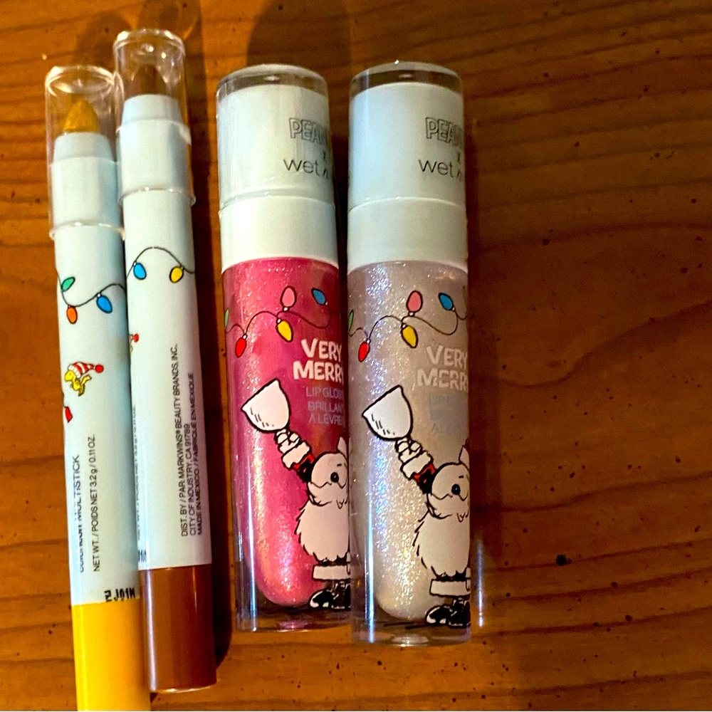 New Without Box Snoopy Holiday lipgloss and Eyeshadow Set